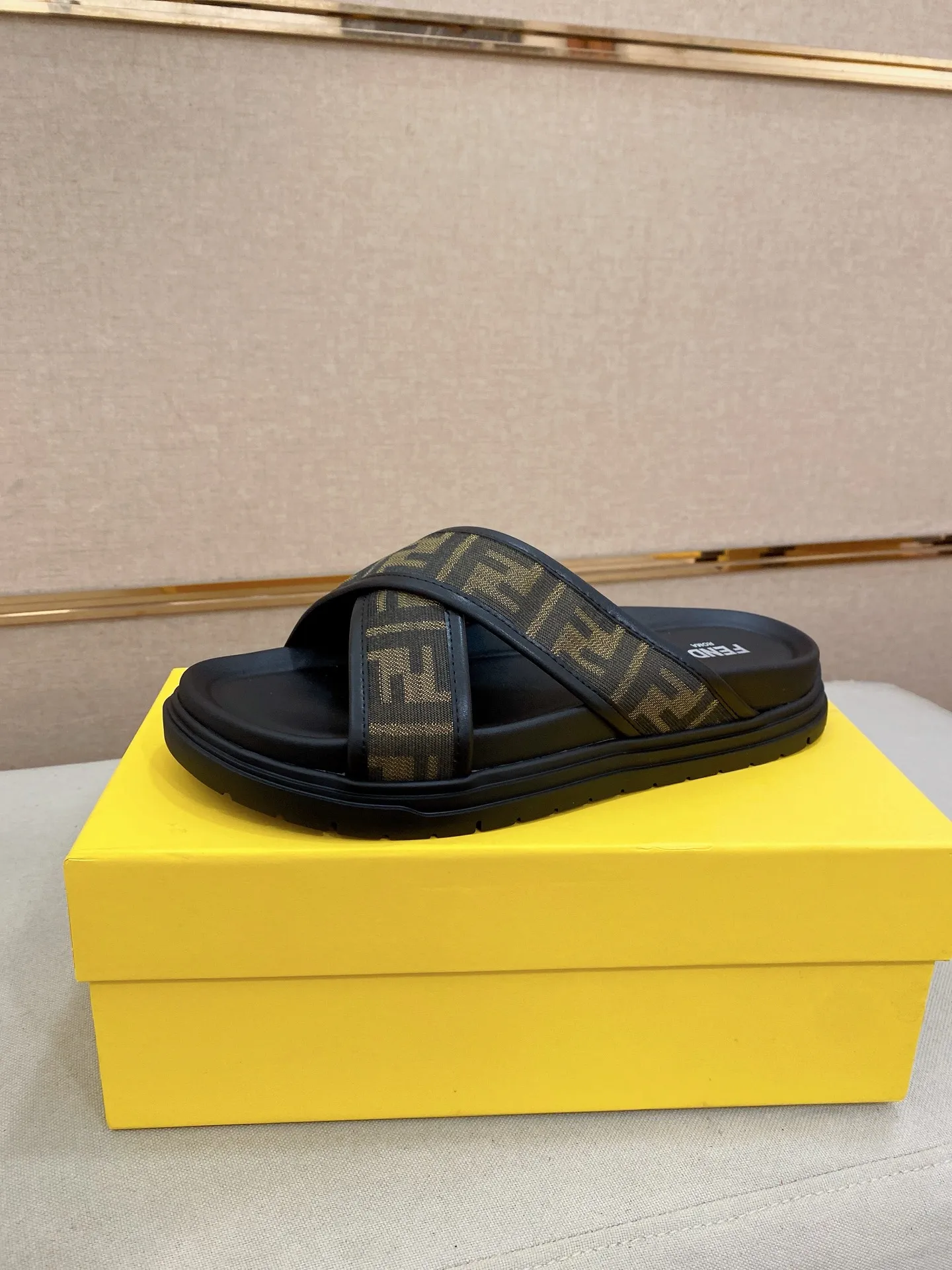 Factory price: 320💰 [Fendi Slippers] High-end brand of men's shoes, official website 1:1 latest masterpiece: original mold customization, the fabric is made of imported original materials, upgraded outsole, lighter and non-slip. The market's top quality, simple yet tasteful, a must-have for fashionistas, fashionable at your feet, full of confidence, the same style at the counter 👍The season of summer slippers is here. Code: 38-44 (45 is custom-made and cannot be returned or exchanged)